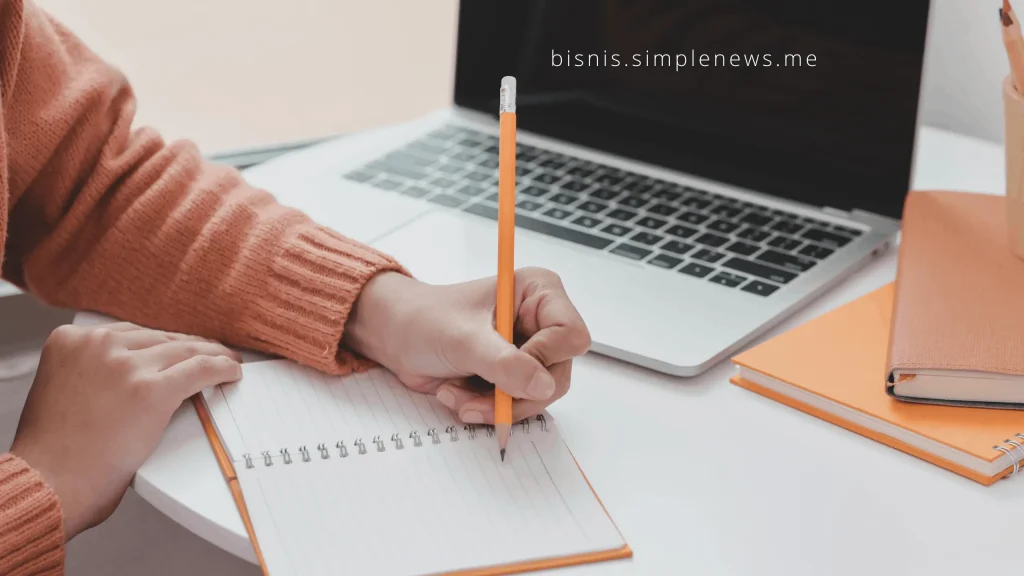 6 Usaha Bisnis Sampingan yang Bisa Kamu Coba Dirumah 2 Menjadi Penulis Freelance